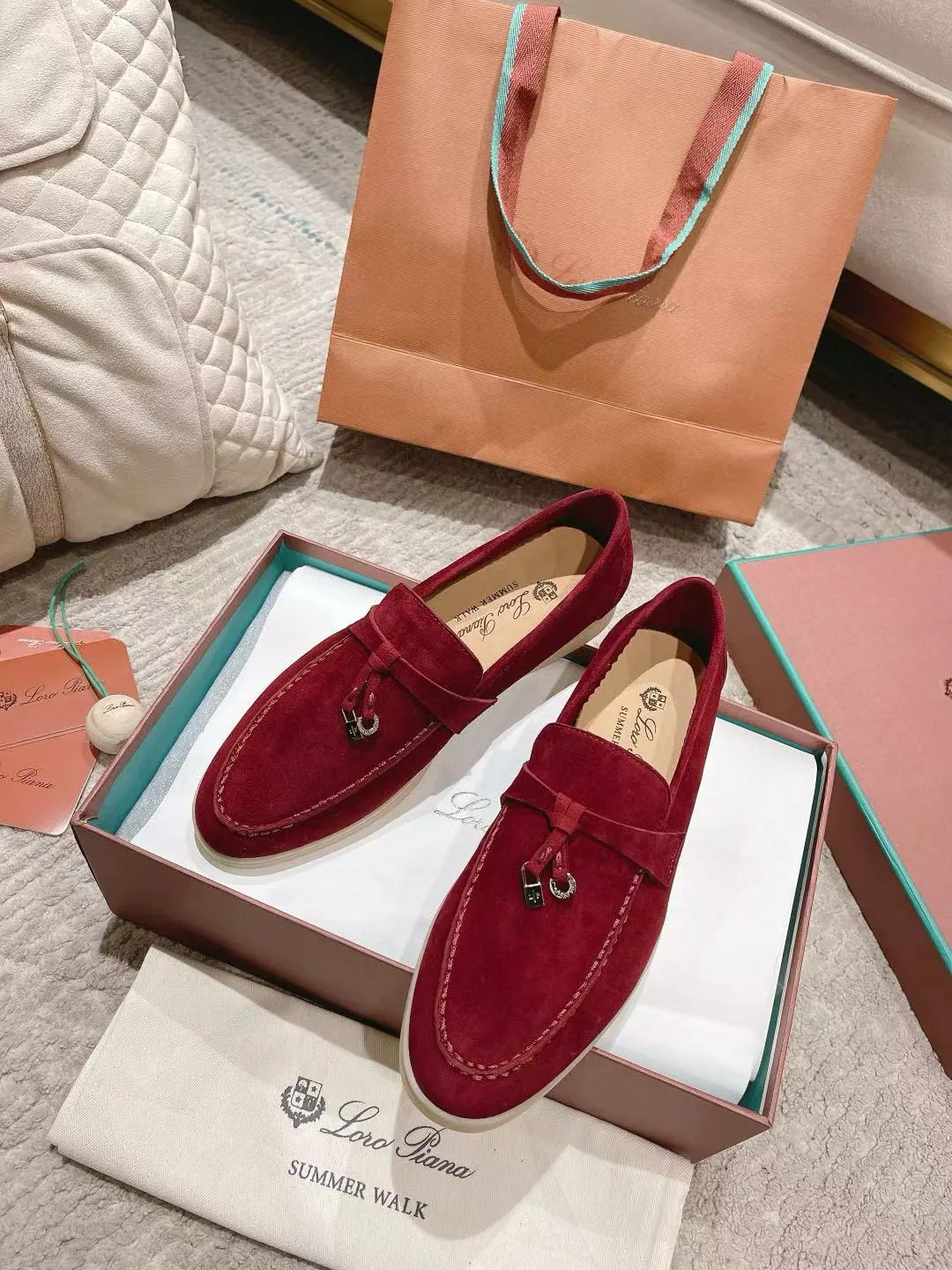Factory price: 520💰4050 new color. Original purchase, 1⃣️: 1⃣️ folded and developed, Loro Piana professional model to try on feet, quality purchase level, flash sale of common products on the market, welcome to compare, original packaging. Fabric: Imported from Italy🐑High mercerized shearling, Lining: Hand-sewn mark thread in water-dyed cowhide imported from Italy🧵, high-end and elegant. Comfortable on the feet. Size: Women's 35-42 (41, 42) customized, non-returnable, men's 38-45 (46, 47, 48) customized, non-refundable. Fashionable boutiques that you can’t miss, a must-have item